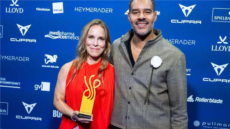 Deutscher Schauspielpreis für Mala Emde und Jennifer Sabel Anneke Kim Sarnau nimmt stellvertretend für Haley Louise Jones den Preis „Dramatische Nebenrolle“ beim Deutschen Schauspielpreis entgegen.