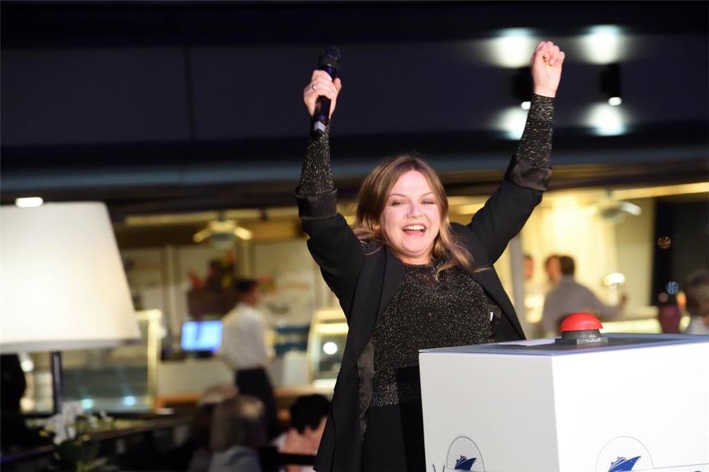 Annett Louisan drückt auf dem Schiff auf den Knopf... Foto: Scheer