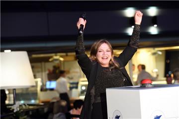 Annett Louisan drückt auf dem Schiff auf den Knopf... Foto: Scheer