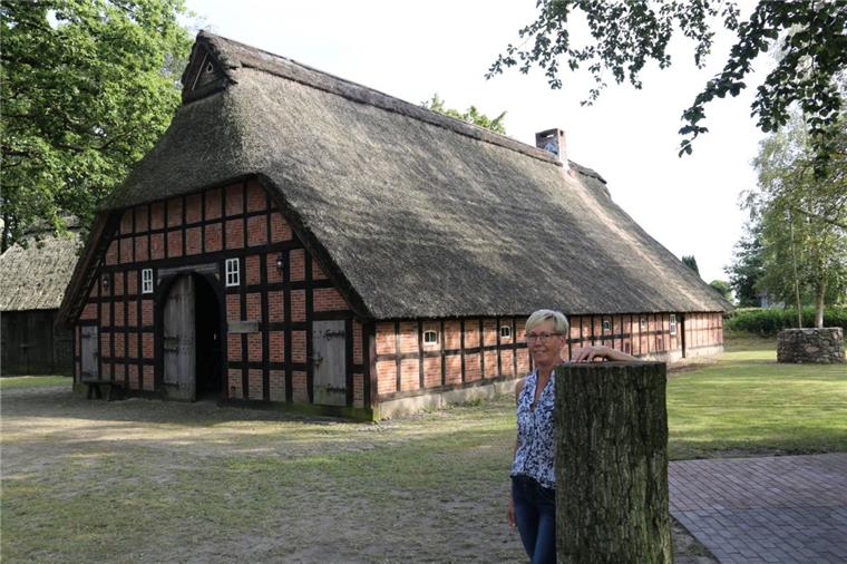 Annette Blohm, Vorsitzende des Heimatvereins Frelsdorf, setzt sich seit Jahren für ein neues Reetdach ein.