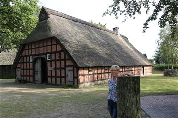 Annette Blohm, Vorsitzende des Heimatvereins Frelsdorf, setzt sich seit Jahren für ein neues Reetdach ein.