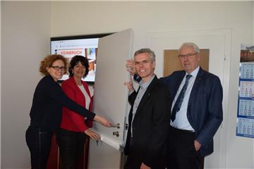 Annette Folgmann (Mitglied der Geschäftsführung), Bundestagsabgeordnete Astrid Grotelüschen, Georg Dürr (Geschäftsführer der Tischlerei) und Dieter Folgmann, Inhaber von Herdejürgen & Harmsen tauschen sich über Sicherheitstechniken aus.