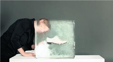 Annette Kölling nimmt ein Tuch, um den Schuh im Eisblock besser sehen zu können. Die Installation Arctic Summer war Thema ihrer Sommerkollektion 2016. Der Schuh war danach hin, war aber auch nur ein Test-Stück.