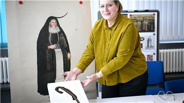 Annette Schieck, Leiterin des Deutschen Textilmuseums in Krefeld, zeigt bei der Präsentation bedeutender Textilfunde aus dem 16. und 17. Jahrhundert ein Horn aus Stoff. Es ist eine Besonderheit in Bremen.