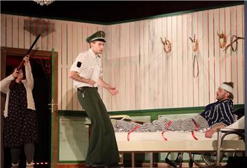 Annie Wilken (Melissa Hattermann) erschießt kaltblütig den Polizisten Böstörp (Bastian Sieghold) vor den Augen des wehrlosen Paul Schellhorn (Adrian Büsing).