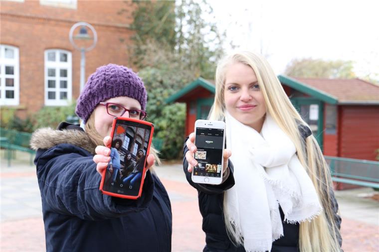 Annika (21) und Jennika (20) nutzen gerne das Smartphone. Für die NORDSEE-ZEITUNG haben sie das Hagener Freifunk-Netz getestet.