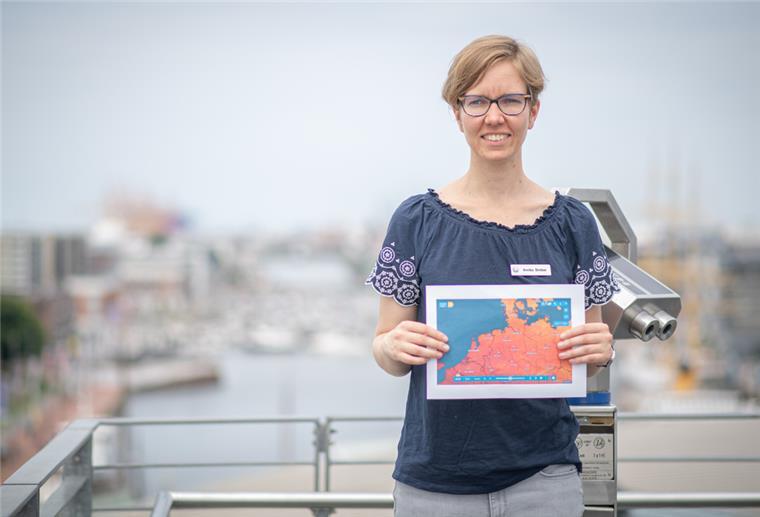 Annika Brieber zeigt Deutschland die „Rote Karte“: Die Meteorologin am Klimahaus Bremerhaven erklärt, weshalb ausgerechnet die Seestadt von der großen Glut weitgehend verschont bleibt.