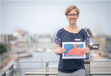 Annika Brieber zeigt Deutschland die „Rote Karte“: Die Meteorologin am Klimahaus Bremerhaven erklärt, weshalb ausgerechnet die Seestadt von der großen Glut weitgehend verschont bleibt.