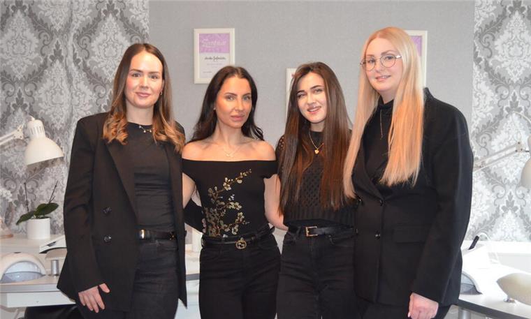 Annika Grefenstein (zweite von links) mit Team von „First Class Nails & more“.