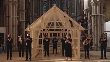 Annika Kahrs lässt für ihr Video „Chant des Maisons“ gleichzeitig Handwerker und Musiker in einer verlassenen Kirche agieren.
