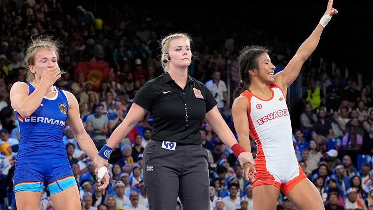 Halbfinale verloren: Ringerin Wendle kämpft um Bronze Annika Wendle (l.) verlor das Halbfinale deutlich, hat aber noch die Chance auf Bronze.