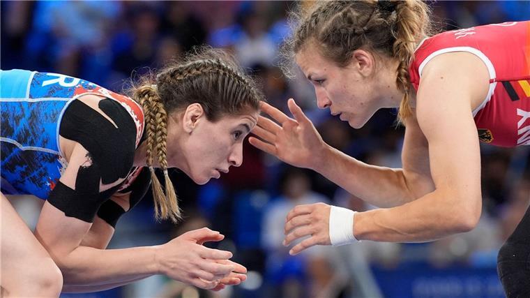 Halbfinale verloren: Ringerin Wendle kämpft um Bronze Annika Wendle (r.) ist eine von vier deutschen Ringerinnen bei den Spielen in Paris.