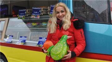 Annika Wöstehoff-Haas vor ihrem bunten Bus auf dem Wochenmarkt.