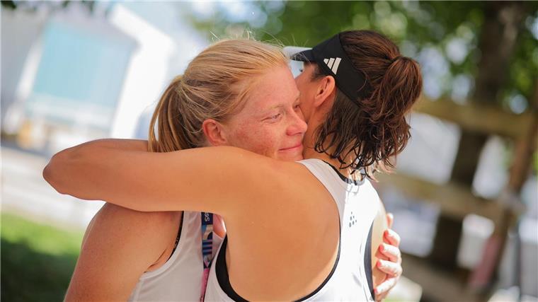 Wieder Reit-Drama statt Happy End im Olympia-Fünfkampf Annika Zillekens (l) und Rebecca Langrehr trösten sich nach dem Olympia-Halbfinal-Aus.