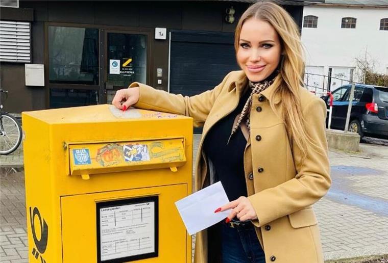 Annina Semmelhaack macht Werbung für die Briefwahl.