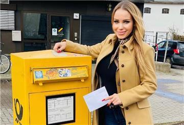 Annina Semmelhaack macht Werbung für die Briefwahl.