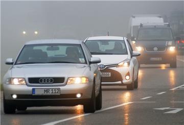 Autos mit angeschalteter Nebelbeleuchtung
