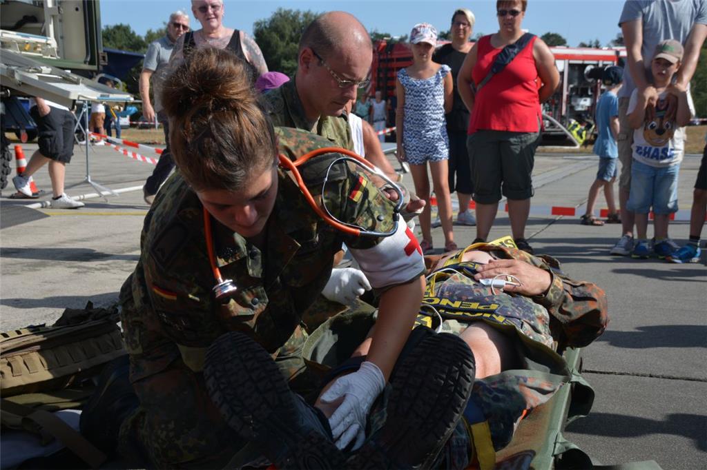 Anschließend versorgte die Sanitätsstaffel den &quot;Verletzten&quot;. Foto: See...