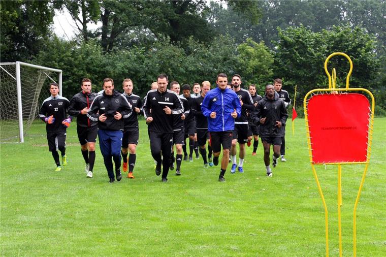 Fußball: Oberligist Heeslinger SC startet mit der Vorbereitung Anschwitzen beim Oberligisten Heeslinger SC. Co-Trainer Hendrik Lemke (Dritter von links) gibt das Tempo vor. Trainiert wird in Wiersdorf, um dem arg strapazierten B-Platz etwas mehr Erholung zugeben.