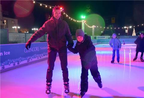 Ansgar Engling und sein Sohn Max gehörten zu den ersten Schlittschuhläufern, die am Montag auf der Eisbahn in der Innenstadt ihre Runden drehten.