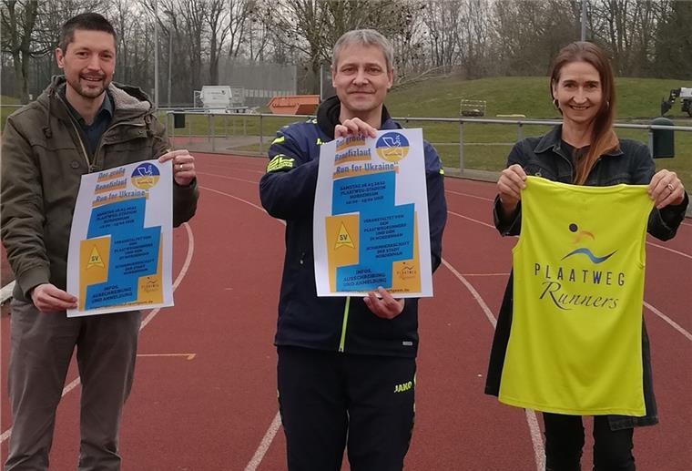 Ansgar Engling und Tammo Seltmann (Mitte) vom Sportverein Nordenham sowie Tanja Lischewski von der Plaatweg Runners hoffen, dass viele Menschen am Benefizlauf für die Ukraine teilnehmen.