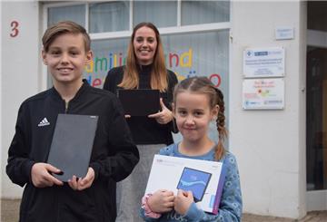 Ansgar und Cecile zeigen zwei der Tablets, die sich der Kinderschutzbund Nordenham aufgrund des Spendenlaufs anschaffen konnte. Geschäftsführerin Anneke Bessel freut sich, dass insgesamt 1900 Euro zusammengekommen sind.