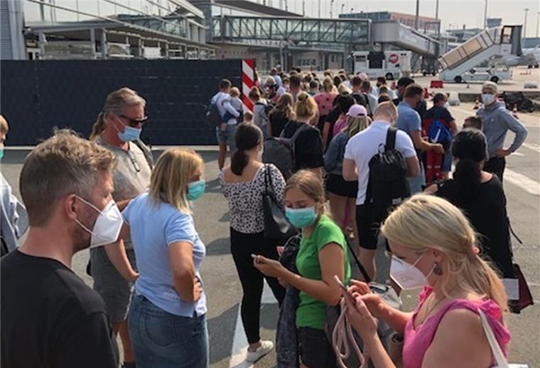 Anstehen für den Corona-Test. Die Gesundheitsbehörden waren am Sonnabend am Bremer Flughafen überfordert, nachdem ein Jet mit 180 Passagieren gelandet war. Passagiere, die von Mallorca kamen, mussten bis zu drei Stunden warten.