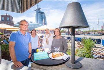 Anstelle des öffentlichen Bürger-Brunches auf dem Theaterplatz werben die Verantwortlichen der Bürgerstiftung (von links) Jörg Schulz, Heike Kelling, Britta Ströer und Esther Lindenau für ein privates Brunchen mit Fotos und Videos.