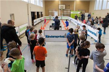 Anstellen zum Probelauf: In der Turnhalle der Goetheschule machen am Sonnabend rund 150 Grundschüler beim ersten "Kindersprint" mit. 