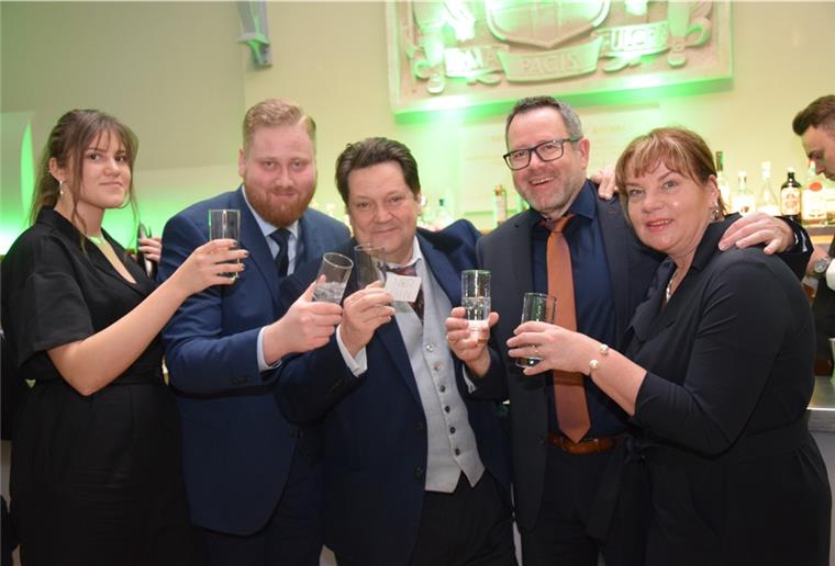 Anstoßen mit dem Sieger: Richard Lucas (Mitte), Vertreter der Marke "Cruxland" aus Südafrika, mit Familie Vowinkel (Kim, Daryn, Dirk und Birthe) aus Nordenham.