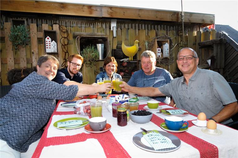 Anstoßen mit neuen Freunden: Für „Das perfekte Dinner“ haben sich Melanie Rosekeit, Andreas Pfau, Merle Pape, Frank Botter und Hardy Reinders (von links) gegenseitig bekocht.