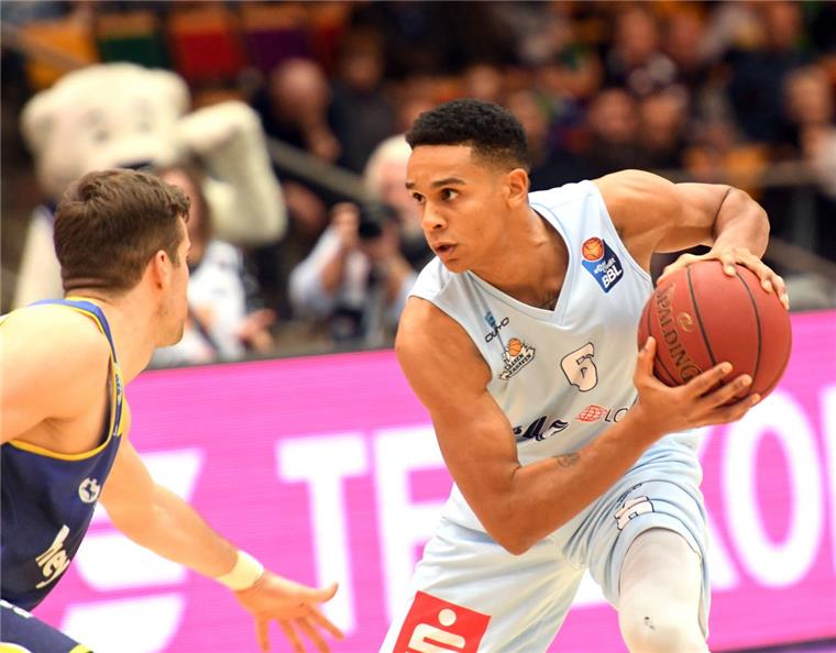 Die Eisbären verlieren in Braunschweig mit dem letzten Wurf Anthony Canty (rechts) hielt die Eisbären mit zwei wichtigen Dreiern im letzten Viertel im Spiel. Doch am Ende gab es eine ganz bittere Auswärtsniederlage in Braunschweig.