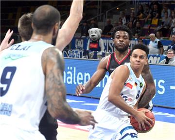 Anthony Canty (rechts) und Oliver Clay wollen mit den Eisbären wie im Hinspiel einen Sieg gegen den Nordrivalen Artland Dragons einfahren.  