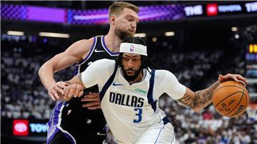 Anthony Davis (rechts) führte die Dallas Mavericks mit 27 Punkten zum Sieg gegen die Sacramento Kings.
