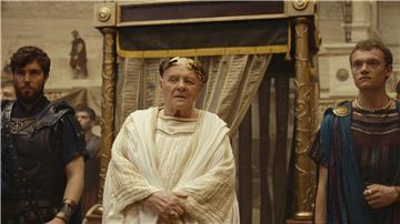 Anthony Hopkins (Mitte) spielt in Roland Emmerichs „Those About To Die“ Kaiser Vespasian.