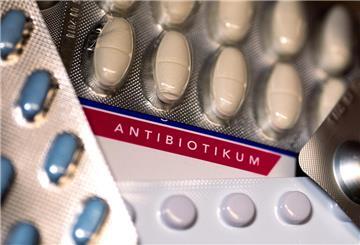 Eine Packung Antibiotika und diverse andere Medikamente