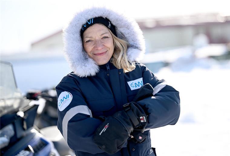 Antje Boetius, Meeresbiologin und Leiterin des Alfred-Wegener-Instituts in Bremerhaven, steht in Tuktoyaktuk in der Arktis.