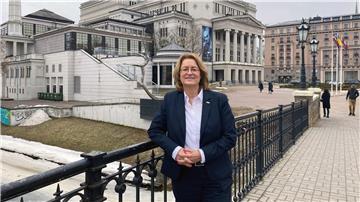 Antje Grotheer steht während ihres Besuchs in Riga auf einer Brücke vor der lettischen Nationaloper.