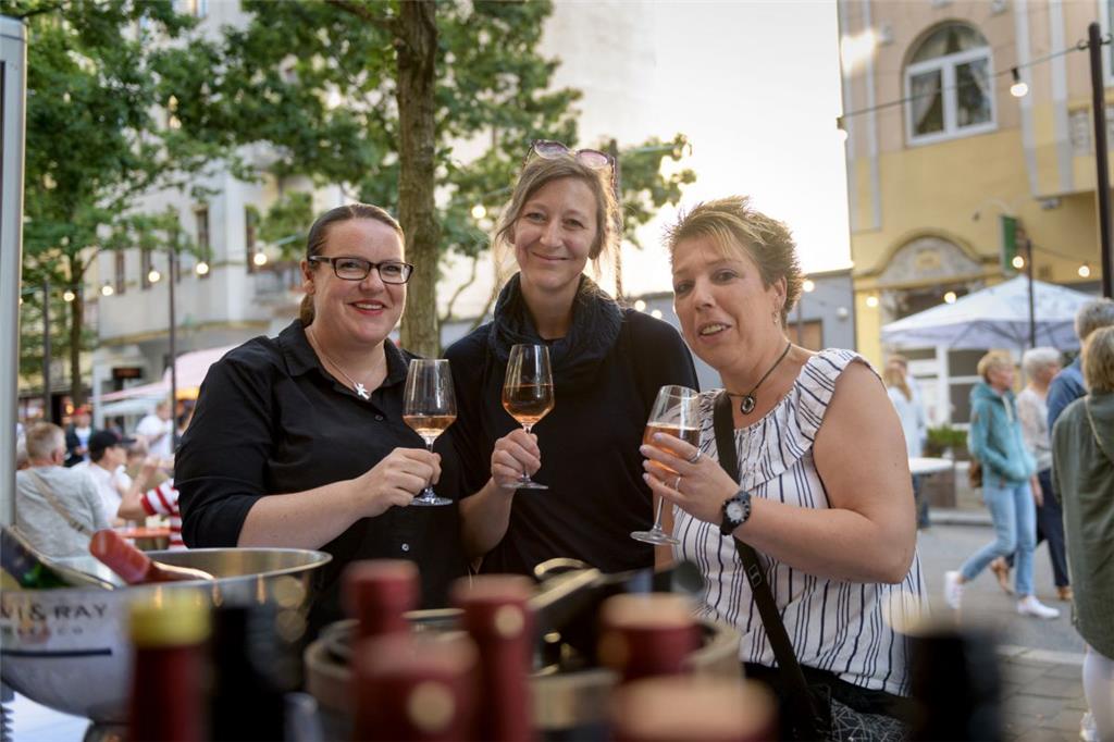 Antje, Verena und Tanja genießen die sommerlichen Temperaturen auf dem Straßenfe...