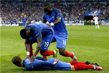 Antoine Griezmann (am Boden) und seine Teamkollegen feiern das 4:0 der Franzosen kurz vor der Pause.