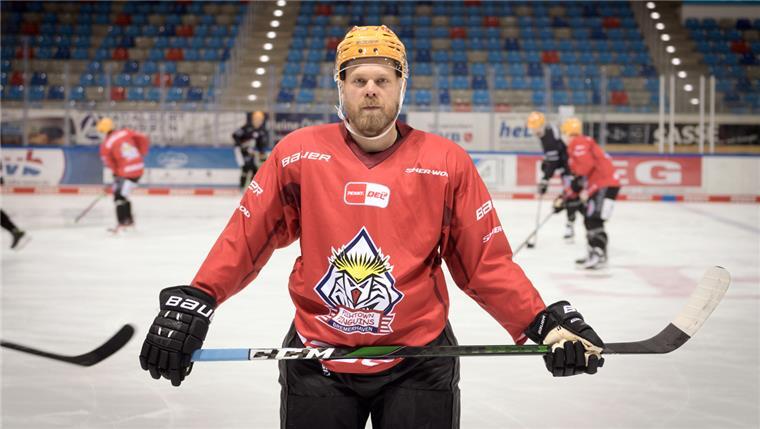So tickt Pinguins-Neuzugang Tyrväinen - Debüt am Freitag Eishockeyspieler Antti Tyrväinen mit Schläger und Ausrüstung.