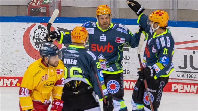 Tyrväinen trifft beim Debüt - Sieg für die Pinguins Spielszene beim Eishockey