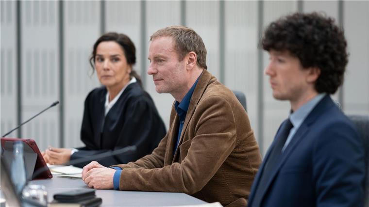 Der zwielichtige Klient: „Ein Fall für Conti“ im ZDF Anwältin Anna Conti und ihr Assistent Carlo vertreten den charmanten, aber undurchschaubaren Angeklagten Frank Stolpe