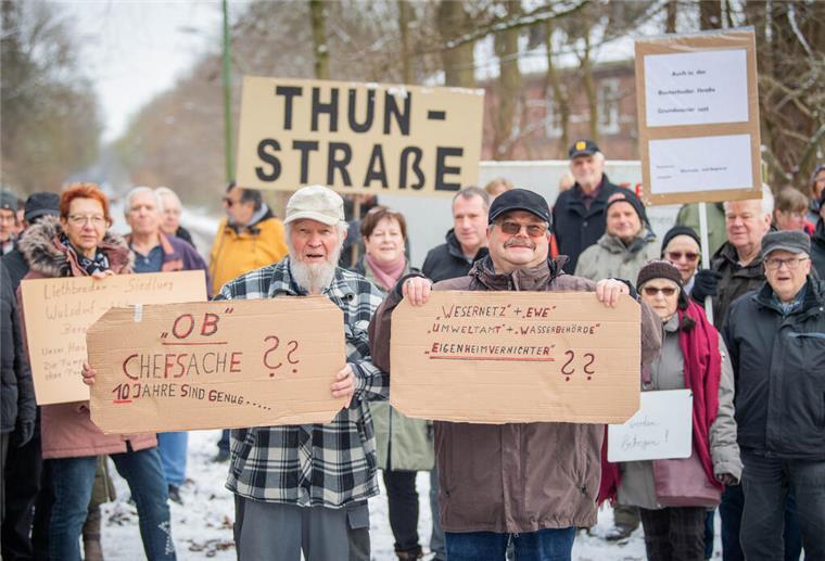 Anwohner aus Wulsdorf, Geestemünde und Grünhöfe protestieren vor der Wasserpumpstation Wulsdorf. Im Bild:  Günter Schwellnus und Peter Velden. 
