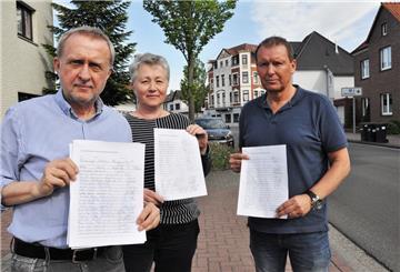 Anwohner haben Unterschriften für eine Verkehrsberuhigung in der Nordenhamer Hafenstraße gesammelt. Unser Bild zeigt (von links) Hans Finke, Olga Melcher und Frank Meyer.