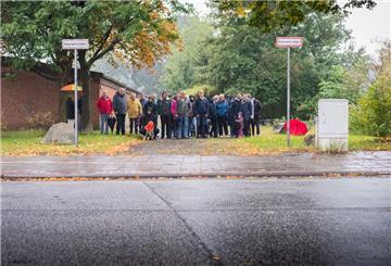 Menschen demonstrieren in ihrer Straße.
