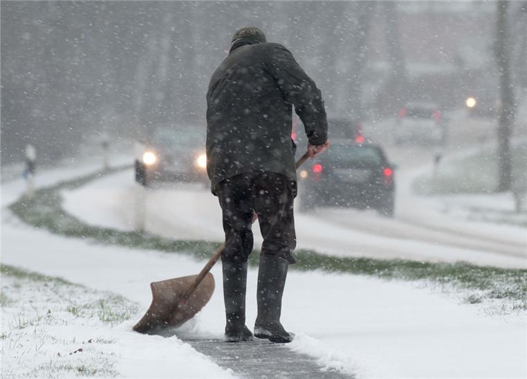 Anwohner sind in Bremerhaven angehalten, Gehwege auf einer Breite von 1,50 Meter von Schnee und Eis zu befreien. 