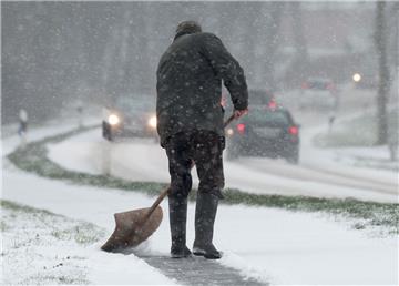 Anwohner sind in Bremerhaven angehalten, Gehwege auf einer Breite von 1,50 Meter von Schnee und Eis zu befreien. 