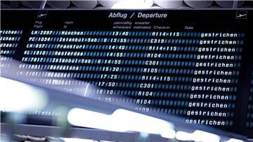 Anzeigetafel im Flughafen Hannover-Langenhagen. Über 4.300 Klagen wegen Verspätungen und Ausfällen von Flügen gab es 2024 am Amtsgericht Hannover. (Symbolbild) 