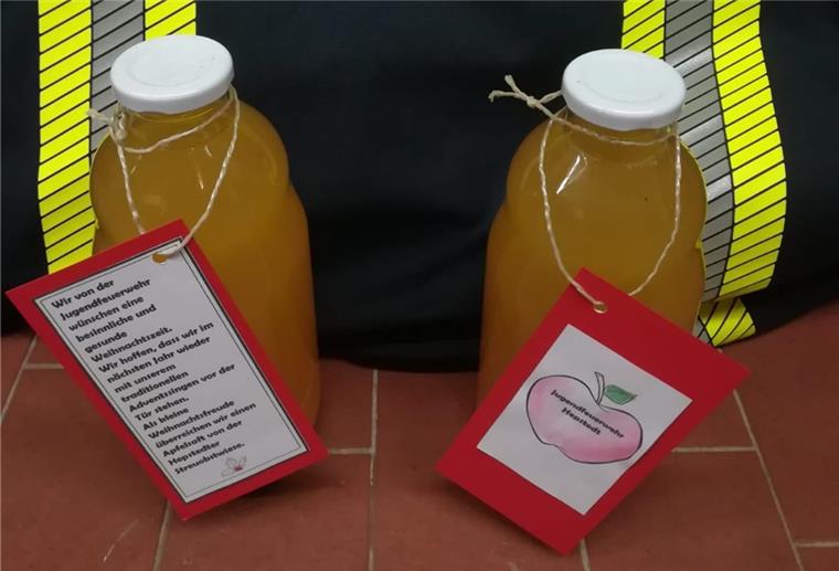 In Hepstedt: Jugendfeuerwehr beschenkt Senioren Apfelsaft statt Ständchen und Adventsgesteck: Hepstedts Feuerwehrnachwuchs bereitete älteren Menschen auch in diesem Jahr eine Freude.
